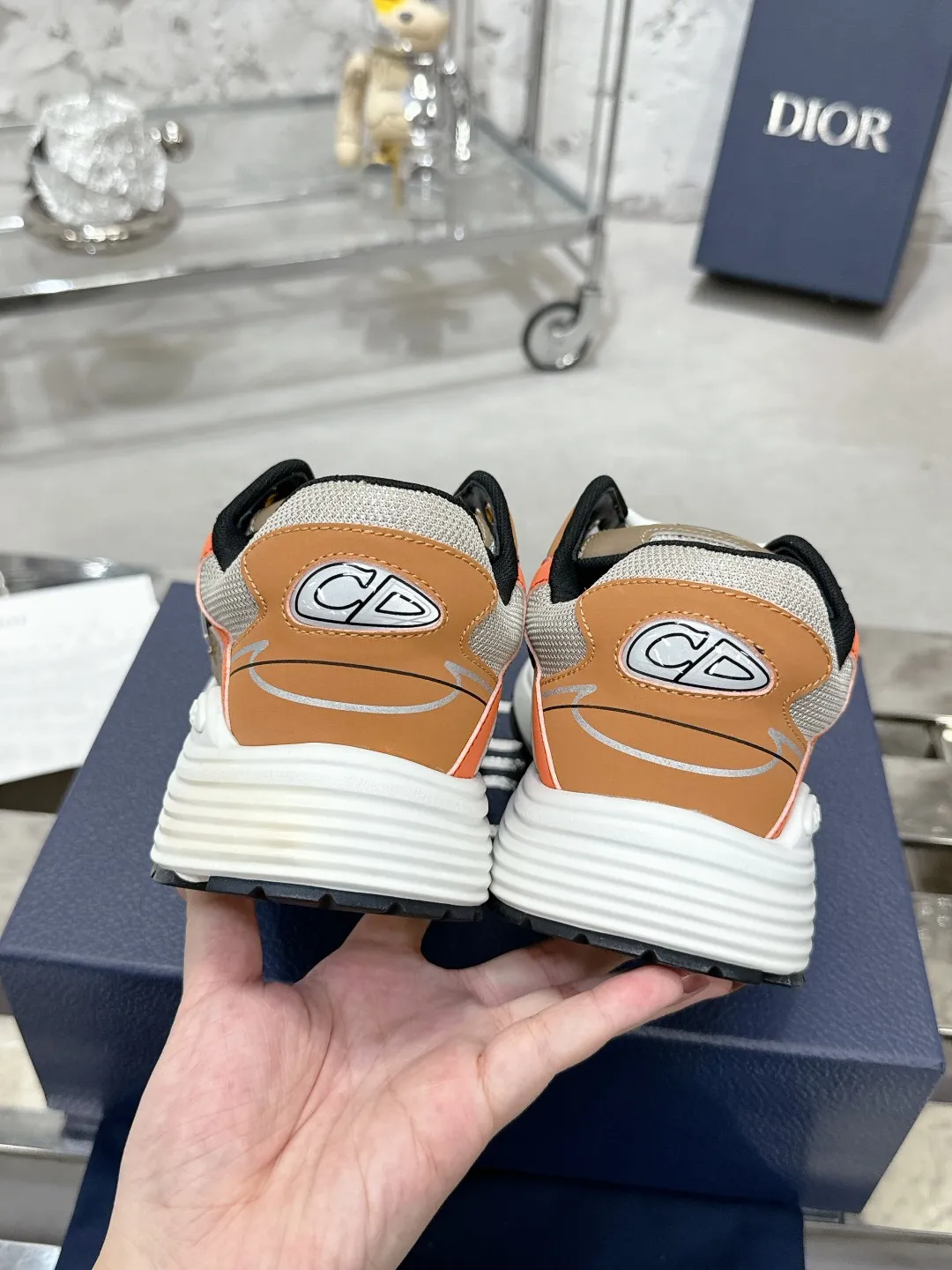 Men's men's shoes 💰600❤️❤️❤️High version Dior Dior's latest color matching B30 series reflective dad sneakers original 17380💰 purchased for development and production Brand new B30 sneakers Dad Shoes style shoes that follow the trend of the retro market The Dior logo on the tongue also indicates that this pair of shoes is the B30 model! B30 uses fine-textured leather and mesh cloth materials to form a shoe body. There are conspicuous letters CD on both sides of the shoe body to indicate identity. Many lines on the shoe body outline details to make the shoes look less monotonous and full of retro flavor. The delivery counter is exquisitely packaged🛍📦 ▪️Fabric: Original customized technical fabric + mesh ▪️Inner lining: Customized breathable lining ▪️Outsole: Original molded IP foam + TPU outsole ▪️Sole thickness: 3.5CM ▪️Size: Women’s size 35-40 / Men’s size 39-46